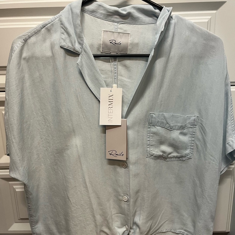 NWT Rails light chambray, short sleeve tie shirt in XS.